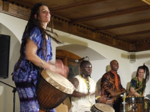 Der Rhythmus Afrikas - Konzert im Januar 2012 im Vordergrund Birgit van Straelen